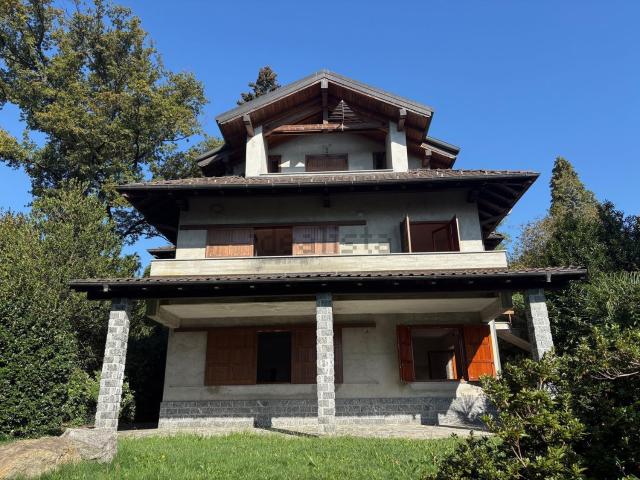 Case e ville in vendita di 280 m² in Via per Bee
