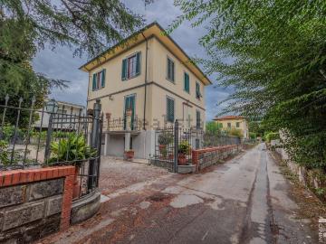 Case e ville in vendita di 280 m² in Via Per Corte Capanni