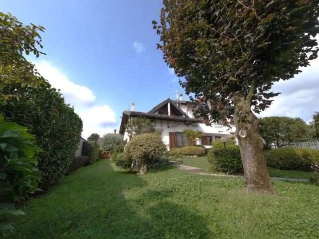 Case e ville in vendita di 280 m² in Via Pisa, 184