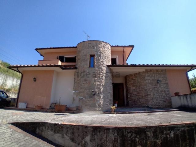 Case e ville in vendita di 280 m² in Via Provinciale Lucchese
