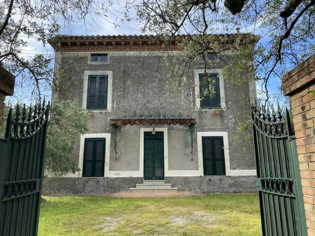 Case e ville in vendita di 280 m² in Via Rimembranze, 45
