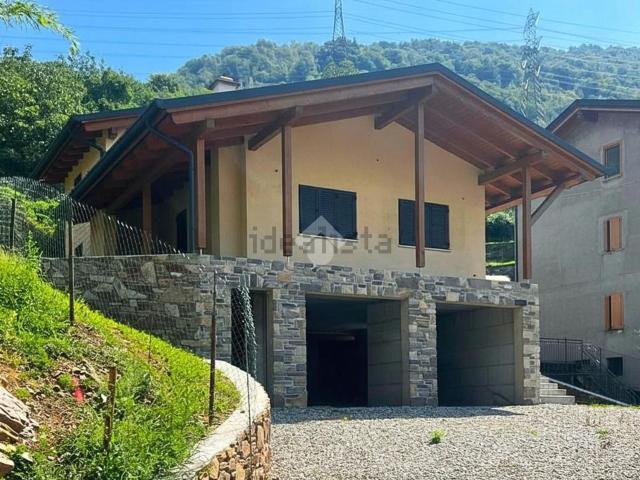 Case e ville in vendita di 280 m² in Via Torchio