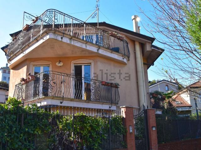 Case e ville in vendita di 280 m² in Via Torquato Taramelli, 7