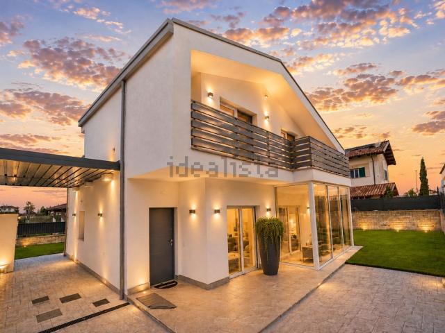 Case e ville in vendita di 280 m² in Via Tuscolana