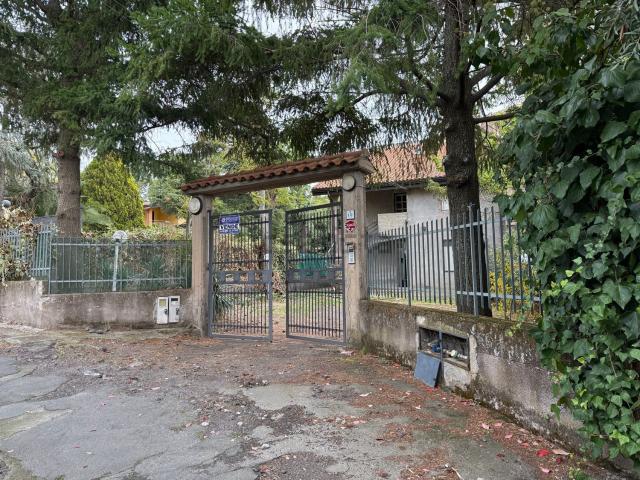 Case e ville in vendita di 280 m² in Via Ugo Foscolo, 10
