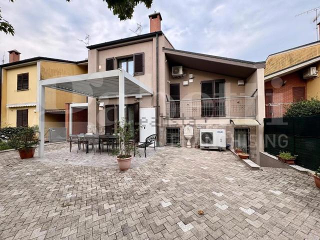 Case e ville in vendita di 280 m² in Via Ugo Fornasari, 11