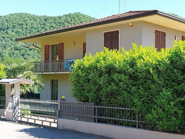 Case e ville in vendita di 280 m² in Via Vago, 56