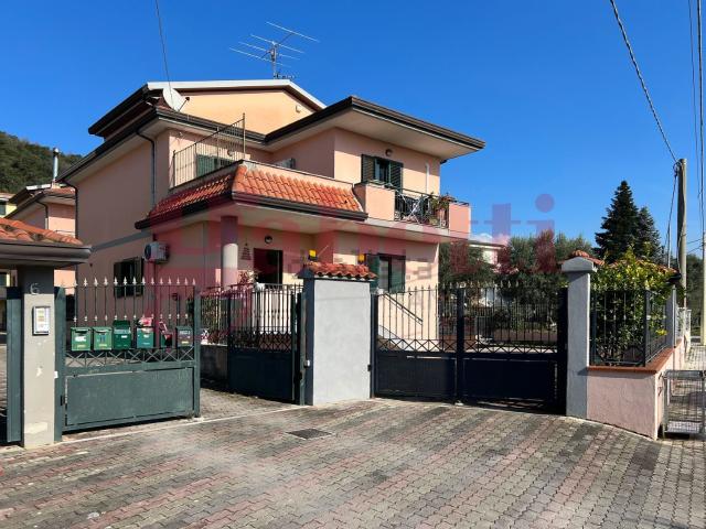 Case e ville in vendita di 280 m² in Via Vigne Vecchie