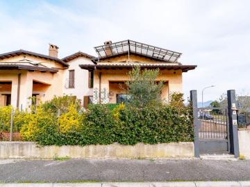 Case e ville in vendita di 280 m² in Viale XXV Aprile