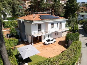 Case e ville in vendita di 280 m² in Viale del Bosco