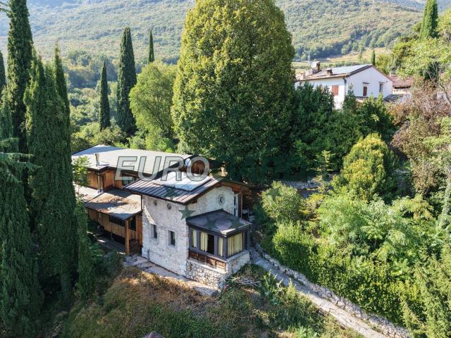 Case e ville in vendita di 280 m² in Località Vilmezzano, 69