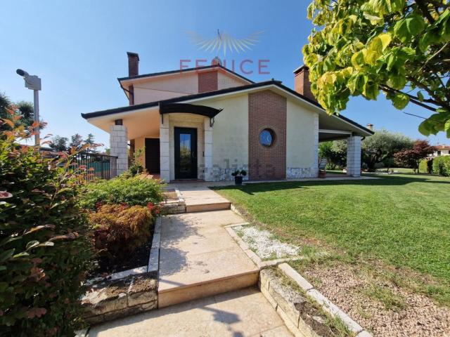 Case e ville in vendita di 280 m² in Piazza Indipendenza, 4