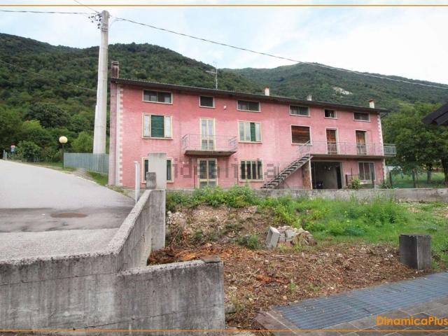 Case e ville in vendita di 280 m² in Strada dei Laghi