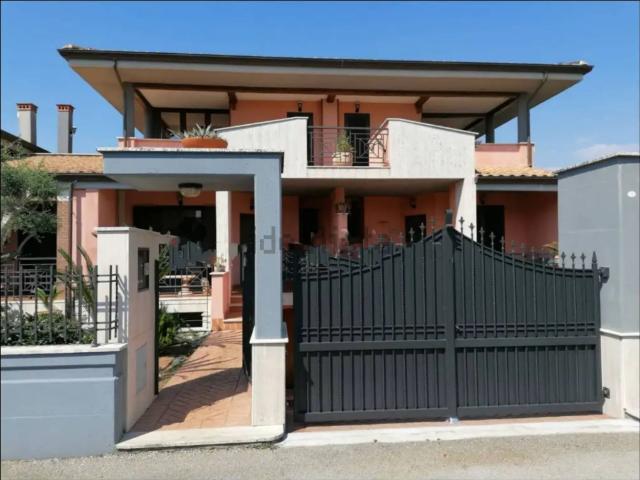 Case e ville in vendita di 280 m² in Strada Foce Verde