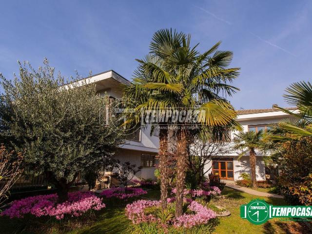 Case e ville in vendita di 281 m² in Via L. Morelli, 36