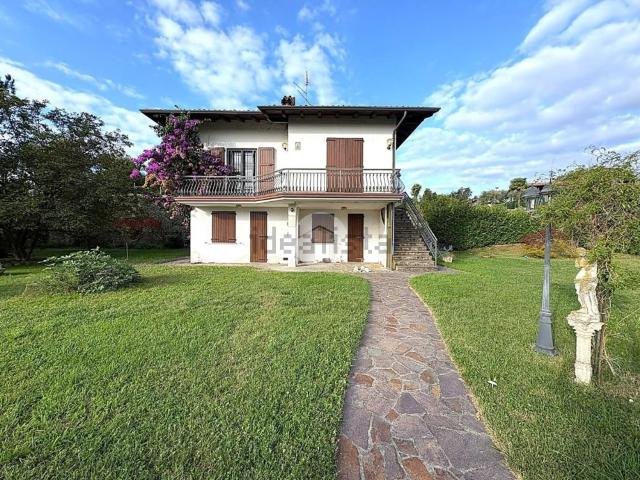 Case e ville in vendita di 281 m² in Via Talina, 1