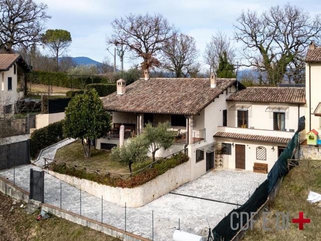 Case e ville in vendita di 282 m² in Via Colle Sant&apos Antimo, 16