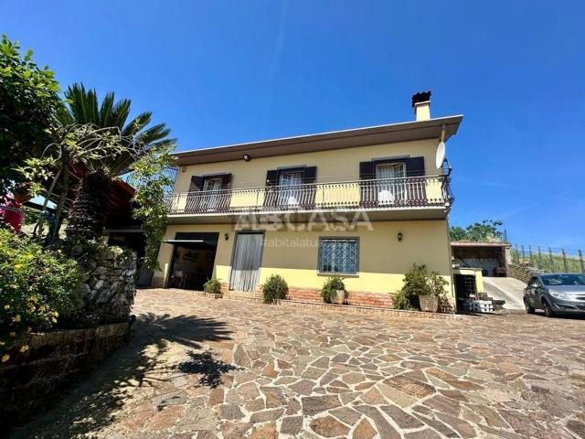 Case e ville in vendita di 282 m² in Via Mole del Giardino