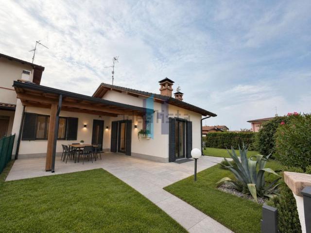Case e ville in vendita di 282 m² in Via N.Barbisoni, 10