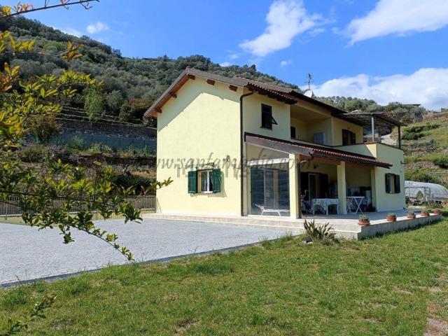 Case e ville in vendita di 282 m² in Via Vigliani