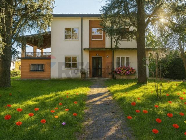 Case e ville in vendita di 282 m² in Via Zocche, 43