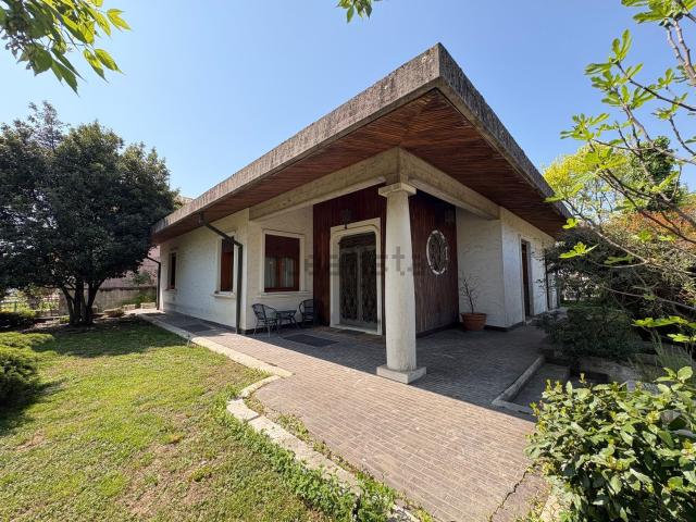 Case e ville in vendita di 283 m² in Via A. Manzoni, 22