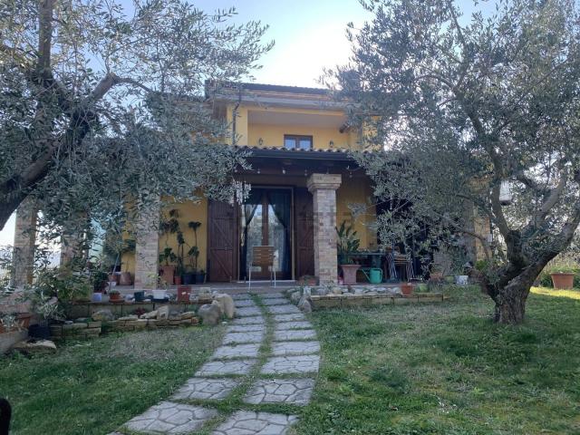 Case e ville in vendita di 283 m² in Via L&apos Aquila, 26