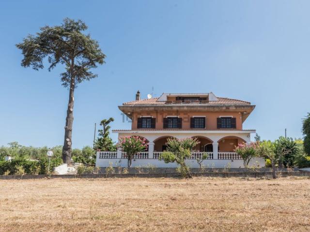 Case e ville in vendita di 283 m² in Via Nettunense, 35