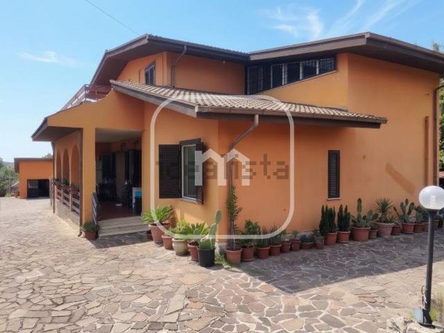 Case e ville in vendita di 285 m² in Via Colle Mainello, 113