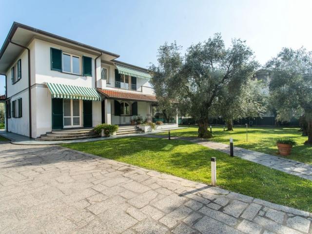 Case e ville in vendita di 285 m² in Via G. Carducci, 182