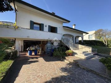 Case e ville in vendita di 285 m² in Via Don Beniamino Guzzo, 76320