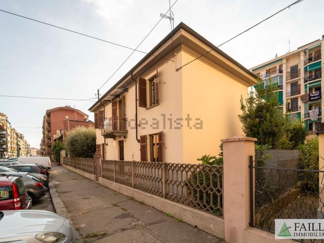 Case e ville in vendita di 285 m² in Via La Thuile, 12
