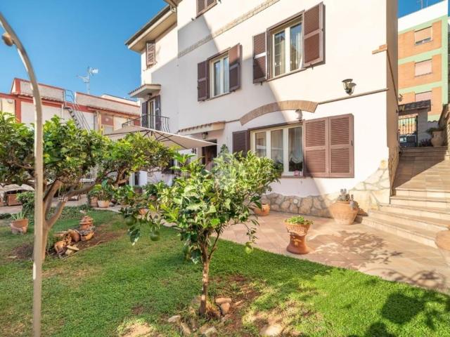Case e ville in vendita di 285 m² in Via San Costanza