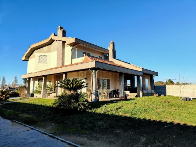 Case e ville in vendita di 285 m² in Via Santa Maria Goretti, 11