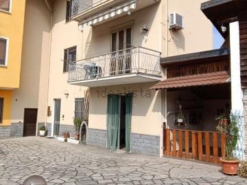Case e ville in vendita di 285 m² in Via Romentino, 22