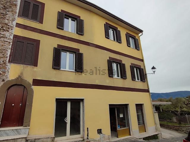 Case e ville in vendita di 285 m² in Borgo Cave, 75