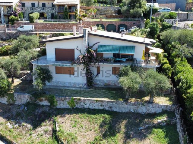 Case e ville in vendita di 286 m² in Via A. Vespucci, 69