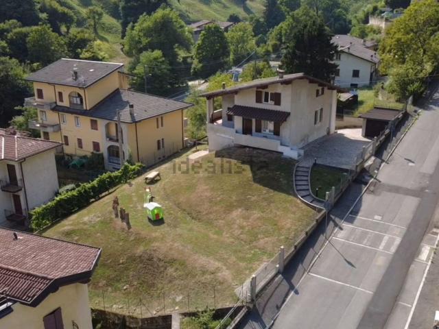 Case e ville in vendita di 286 m² in Via Bersai