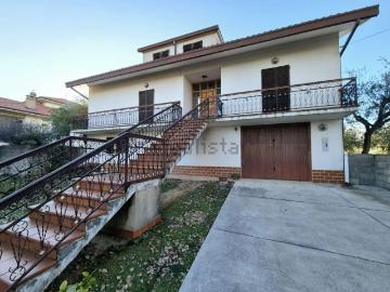 Case e ville in vendita di 287 m² in Via Aiarella, 16