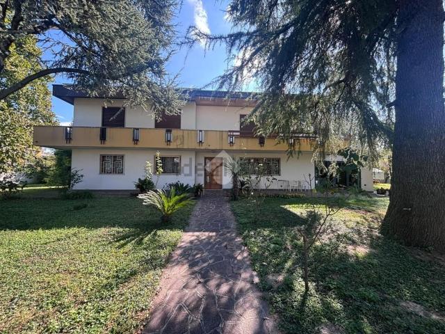 Case e ville in vendita di 287 m² in Via Alcide de Gasperi, 12