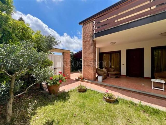 Case e ville in vendita di 287 m² in Via Giacomo Leopardi