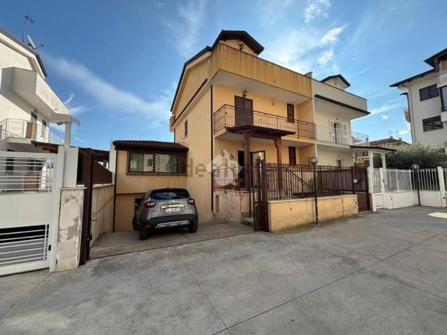 Case e ville in vendita di 287 m² in Via degli Ulivi, 5