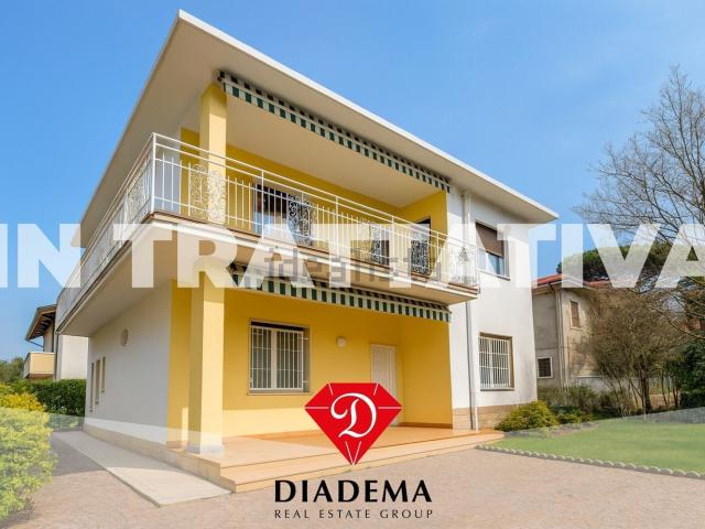 Case e ville in vendita di 287 m² in Via Jerago, 27