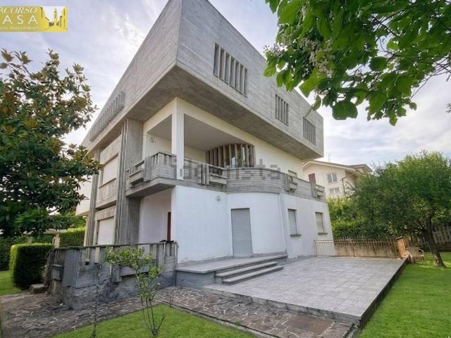 Case e ville in vendita di 288 m² in Via Amerigo Vespucci