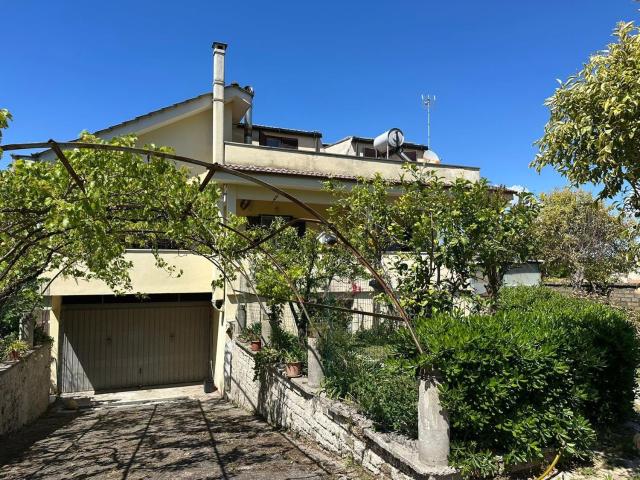 Case e ville in vendita di 288 m² in Via del Melograno, 51