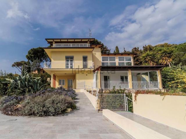 Case e ville in vendita di 288 m² in Via delle Sezioni