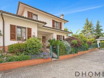 Case e ville in vendita di 288 m² in Via Luciano Manara, 4