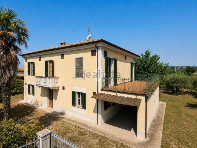 Case e ville in vendita di 288 m² in Via Nazionale per Teramo, 236