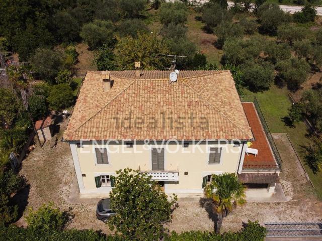 Case e ville in vendita di 288 m² in Via Nazionale per Teramo, 238