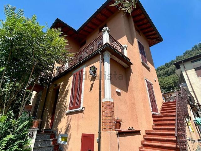 Case e ville in vendita di 289 m² in Via Luigi Suardo